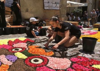 Noto, infiorata 2018: al via la 13^ edizione di Scuoleinfiore