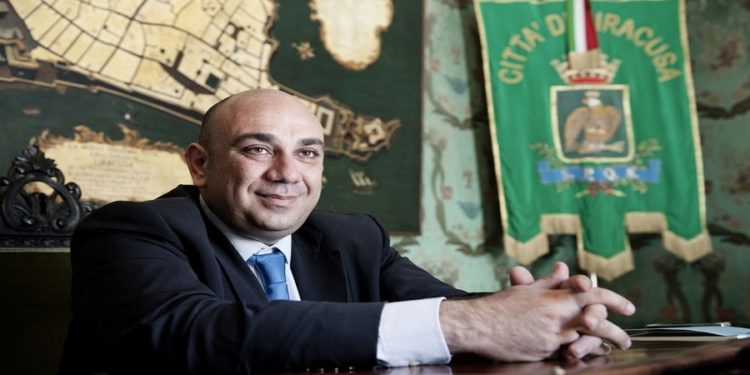 Siracusa, a fuoco l’auto per vendetta. Il commento del sindaco Garozzo: “l’indagine riserverà altre sorprese”