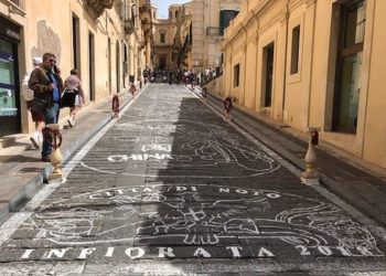 Noto, infiorata 2018: la capitale del Barocco si prepara alla “lunga notte di via Nicolaci”