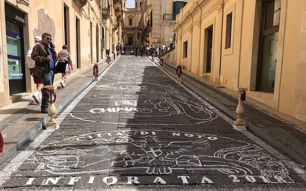 Noto, infiorata 2018: la capitale del Barocco si prepara alla “lunga notte di via Nicolaci”