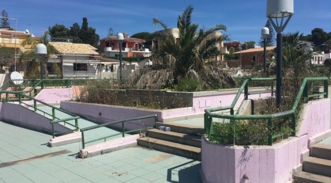 Parcheggio di Fontane Bianche, arriva la proposta “last-minute” del Comune: gestione a privati a titolo gratuito per il triennio 2018-2020