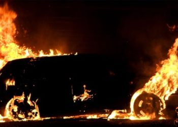Siracusa, auto in fiamme nella notte in via Servi di Maria: indaga la Polizia