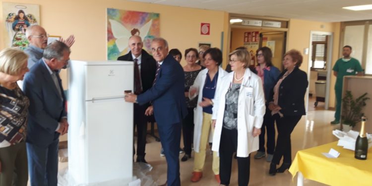 Lentini, l’associazione “I Teatranti” dona un frigorifero per i piccoli pazienti del reparto di pediatria