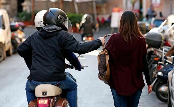 Siracusa, tentato furto con strappo in via Mirabella: denunciato un 27enne