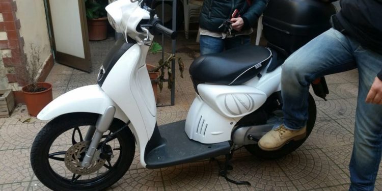 Siracusa, girano a bordo di un motorino rubato: arrestati dopo un inseguimento due giovani