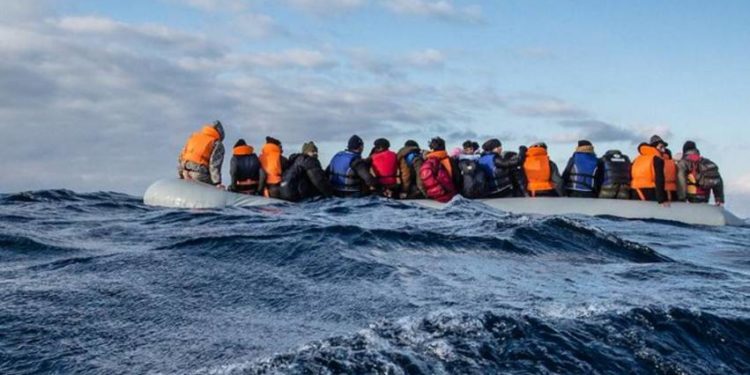 Augusta, sbarco di 221 migranti al Porto: tra loro due donne incinte ed un bimbo di 4 mesi