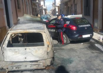 Solarino, bruciate le auto di due fratelli: indagano i Carabinieri