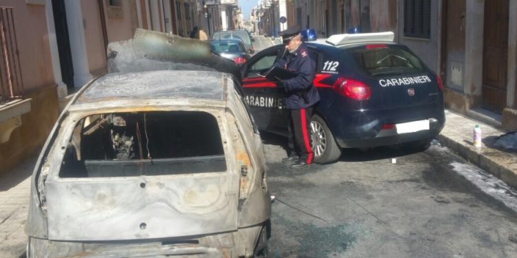 Solarino, bruciate le auto di due fratelli: indagano i Carabinieri