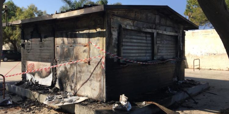 Siracusa. Fuoco a Fontane Bianche, brucia un chiosco. Parla uno dei proprietari: “è la sesta volta”