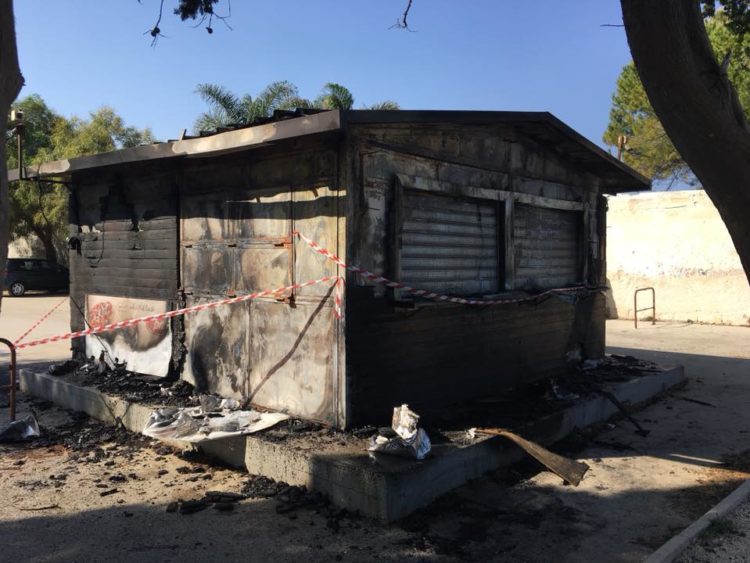 Siracusa. Fuoco a Fontane Bianche, brucia un chiosco. Parla uno dei proprietari: “è la sesta volta”