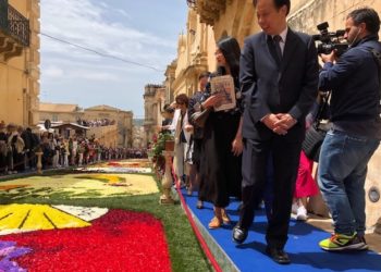 Noto. Infiorata, la città barocca ha accolto l’ambasciatore cinese in Italia Li Ruiyu