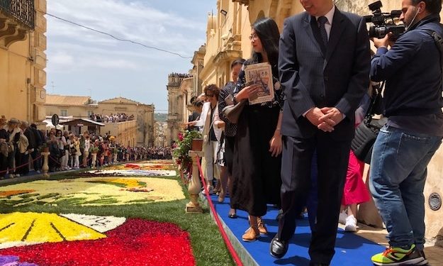 Noto. Infiorata, la città barocca ha accolto l’ambasciatore cinese in Italia Li Ruiyu