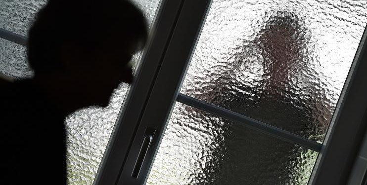 Priolo Gargallo, si presenta sotto casa dell’ex moglie ubriaco e fuori controllo: denunciato per stalking