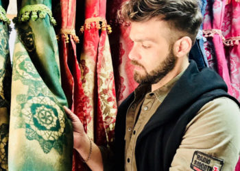 Siracusa. Lo stilista Santi Scatà veste le Tesmoforiazuse di Aristofane in scena al Teatro greco di Akrai