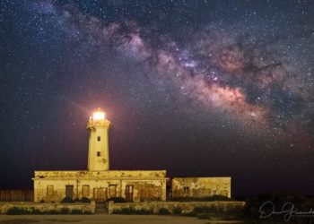 Siracusa. Lo spettacolo della Via Lattea al faro di Capo Murro di Porco nello scatto di Dario Giannobile