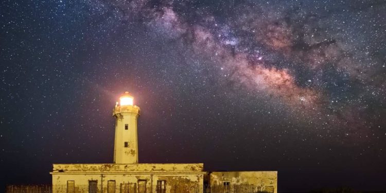 Siracusa. Lo spettacolo della Via Lattea al faro di Capo Murro di Porco nello scatto di Dario Giannobile