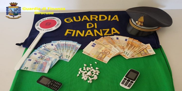 Lentini, trovato con 45 dosi di cocaina e 1.330,00 euro in contanti: arrestato dalle Fiamme Gialle