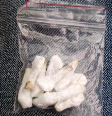 Siracusa, nascoste tra le siepi di piazza San Metodio 10 dosi di cocaina: sequestrate dalla Polizia