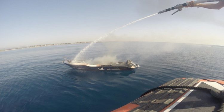 Siracusa, natante in fiamme al largo del Porticciolo di Ognina: conducente soccorso dalla Capitaneria di Porto