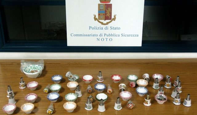 Noto, abusivismo commerciale: sequestrati oggetti in ceramica ad un venditore ambulante