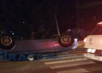 Siracusa, incidente autonomo in vi a Necropoli Grotticelle: auto ribaltata
