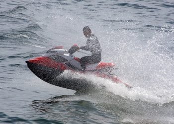 Siracusa, sfrecciava con l’acqua scooter vicino i bagnanti a Fontane Bianche: bloccato e denunciato