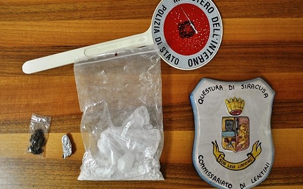 Lentini, cocaina e marijuana in auto: ai domiciliari due giovani