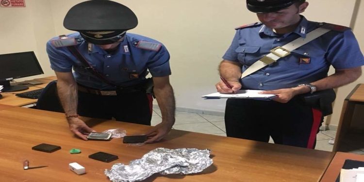 Cassibile, nascondevano in un vecchio televisore hashish e cocaina: un arresto e una denuncia a piede libero