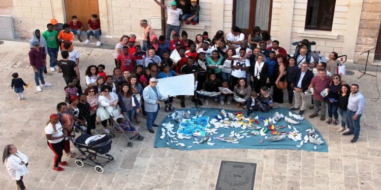 Canicattini Bagni. Barchette di carta per la “European Solidarity”