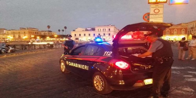 Siracusa, rubano un auto a Belvedere minacciando il proprietario: indagano i Carabinieri