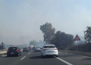 Siracusa, fiamme e fumo vicino all’autostrada: traffico in tilt allo svincolo sud di Priolo