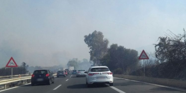Siracusa, fiamme e fumo vicino all’autostrada: traffico in tilt allo svincolo sud di Priolo
