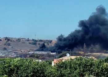Siracusa, pomeriggio di fuoco a Tremilia: fumo nero e fiamme avvolgono la zona sud della città