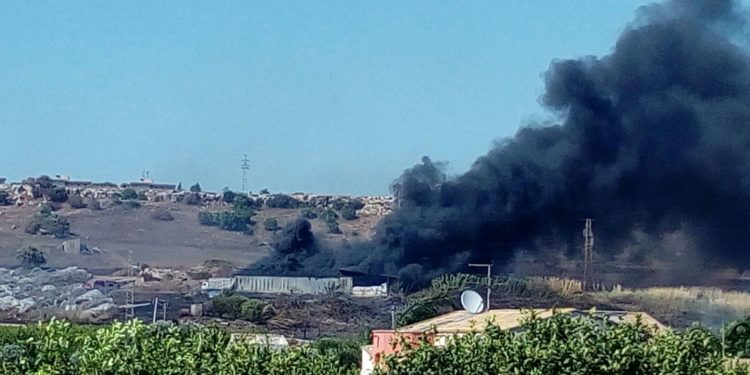 Siracusa, pomeriggio di fuoco a Tremilia: fumo nero e fiamme avvolgono la zona sud della città