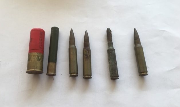 Siracusa, armi e munizioni da guerra nascoste in casa: denunciato