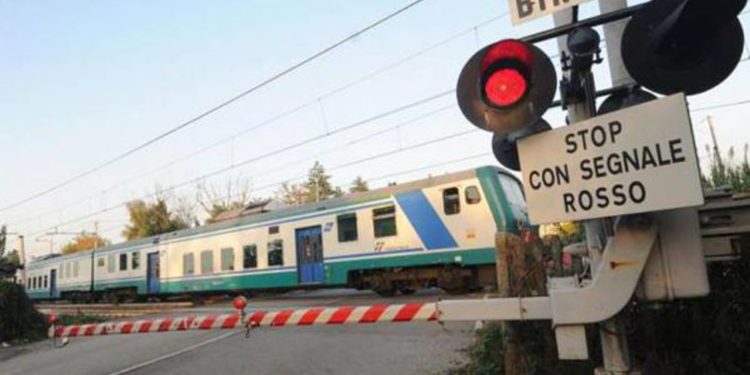Noto, auto contro il passaggio a livello: intervengono i Carabinieri