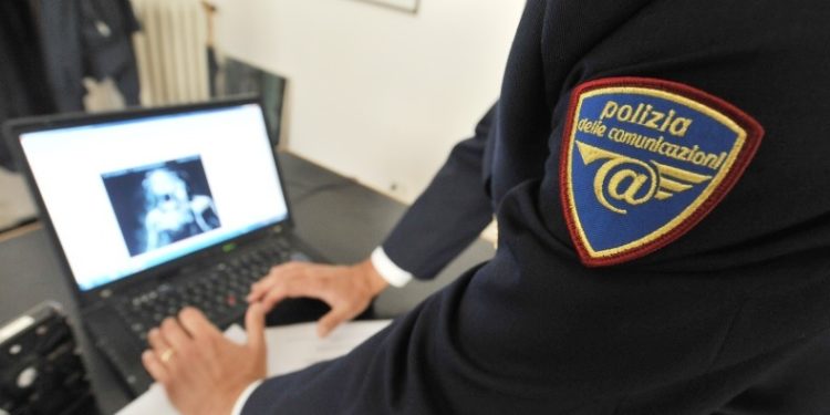 Siracusa, adescava minori “on line” promettendo soldi e ricariche telefoniche: indagato un 47enne