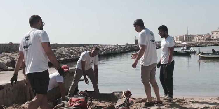 Siracusa, ripulita la spiaggetta dello Sbarcadero dai volontari del comitato Pickinup