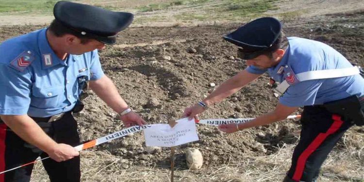 Augusta, sorpreso dai Carabinieri ad asportare reperti archeologici: arrestato