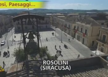 “Striscia La Notizia” dedica un servizio a Rosolini: cave, carrubi millenari e maestri del ferro battuto