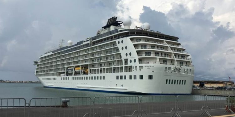 La nave “The World” approda nel porto di Siracusa: “una casa galleggiante per nababbi”