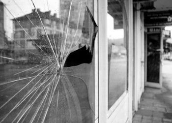 Siracusa, spacca una vetrina e si introduce in un negozio di via Tisia nella notte: arrestato un 43enne