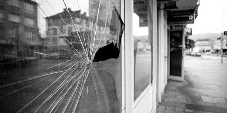 Siracusa, spacca una vetrina e si introduce in un negozio di via Tisia nella notte: arrestato un 43enne