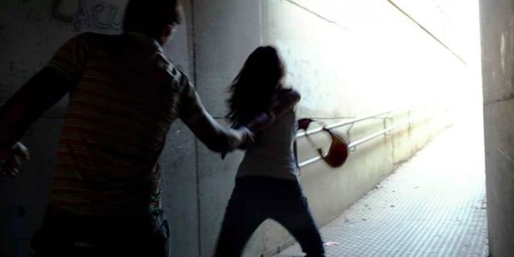 Francofonte. Violenza sessuale, giovane aggredita all’uscita dell’ufficio postale: arrestato un 32enne catanese