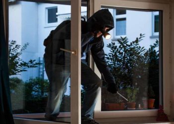 Rosolini, colti in flagrante durante un furto in appartamento: in manette due giovani