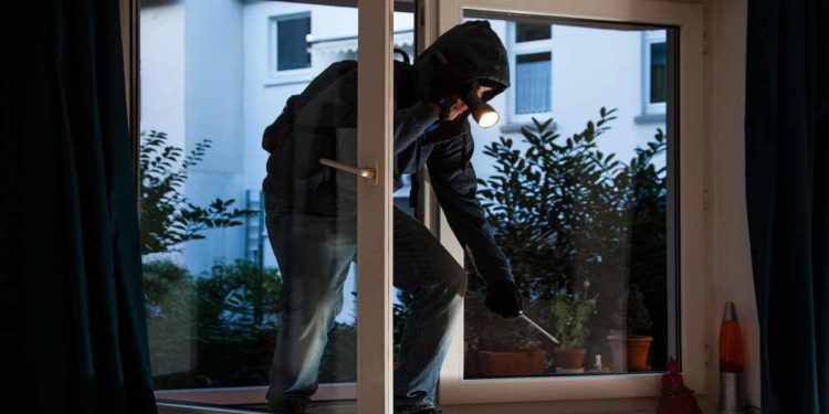 Rosolini, colti in flagrante durante un furto in appartamento: in manette due giovani