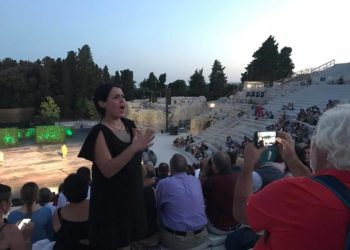 Siracusa. Teatro Greco, la commedia “I Cavalieri” di Aristofane tradotta in LIS