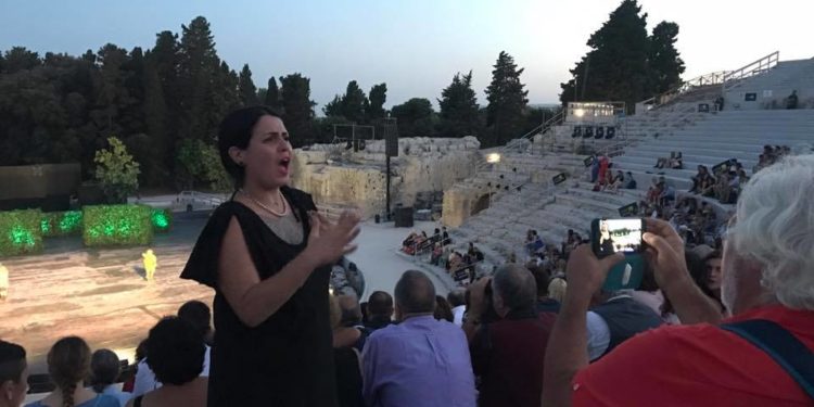 Siracusa. Teatro Greco, la commedia “I Cavalieri” di Aristofane tradotta in LIS