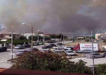 Terribile pomeriggio di fuoco a Città Giardino: fiamme lambiscono le abitazioni