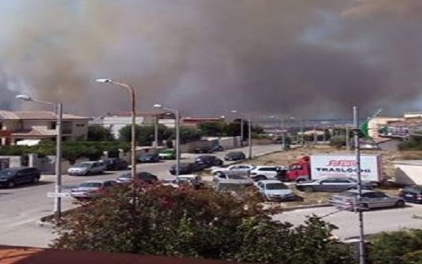 Terribile pomeriggio di fuoco a Città Giardino: fiamme lambiscono le abitazioni